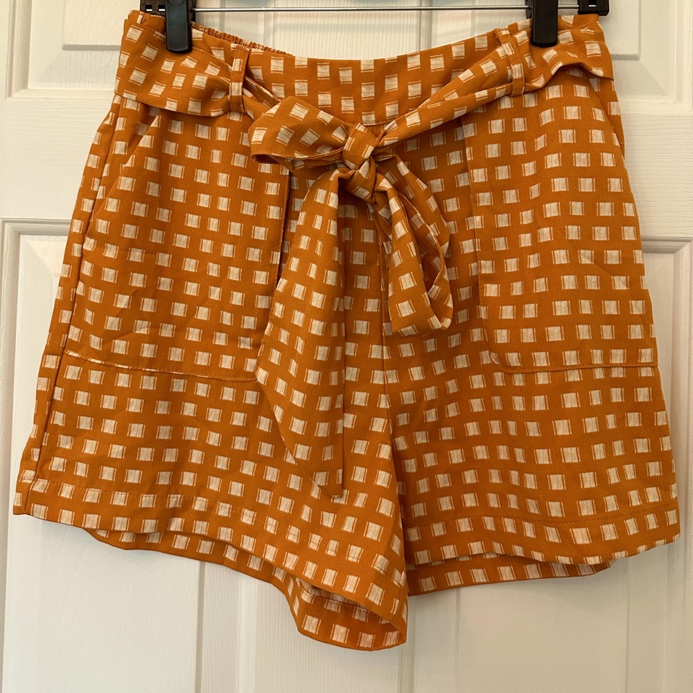 Women's Stylish Bow Tie Shorts with Cute Checkered Pattern - Medium